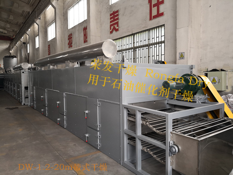 湖南岳阳某科技公司订购我荣发干燥的网带式干燥机,专用于石油催化剂条的-切条、布料、干燥；现已完成发运。